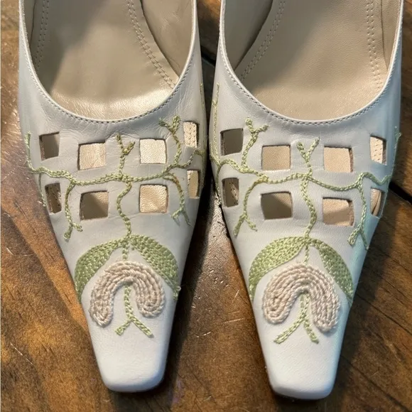 Beautiful Shannon Britt Embroidered 3” leather pumps. Vintage Made in Italy NWT