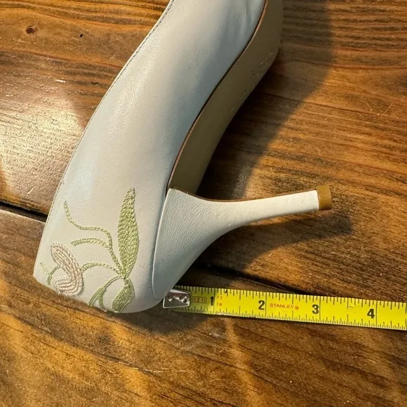 Beautiful Shannon Britt Embroidered 3” leather pumps. Vintage Made in Italy NWT