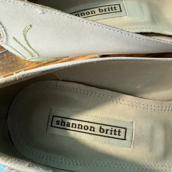 Beautiful Shannon Britt Embroidered 3” leather pumps. Vintage Made in Italy NWT