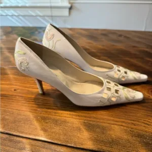 Beautiful Shannon Britt Embroidered 3” leather pumps. Vintage Made in Italy NWT