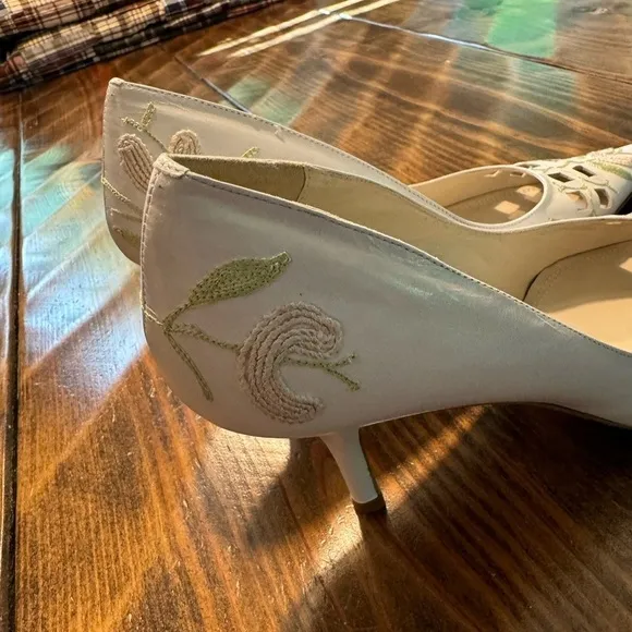 Beautiful Shannon Britt Embroidered 3” leather pumps. Vintage Made in Italy NWT
