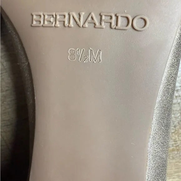 Bernardo Metallic Bow Detail Flats 8.5M Excellent Condition