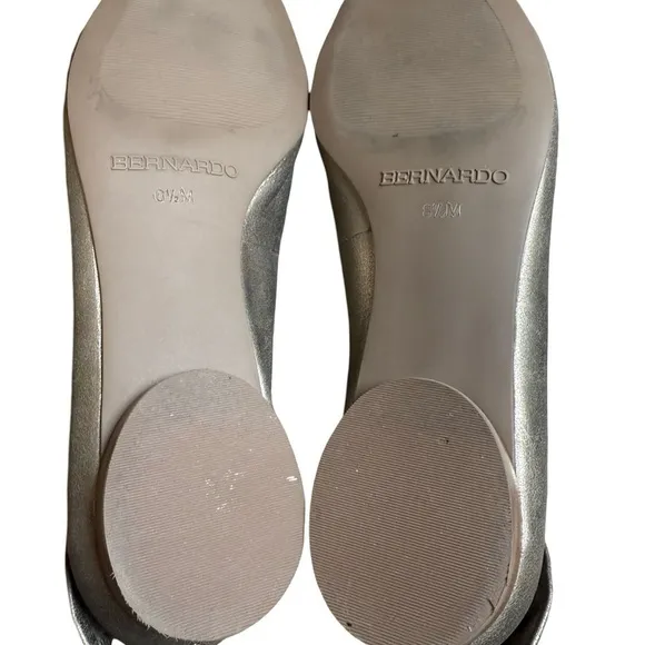 Bernardo Metallic Bow Detail Flats 8.5M Excellent Condition