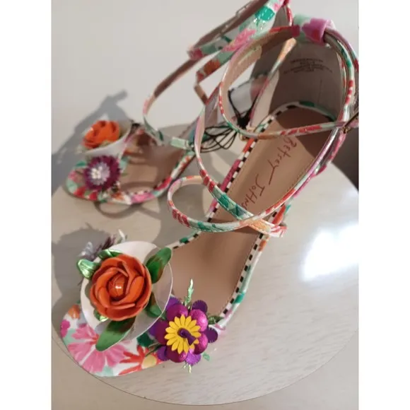Betsey Johnson Floral Ankle Strap Flower Embellishments High Heeled Sandal Sz 6