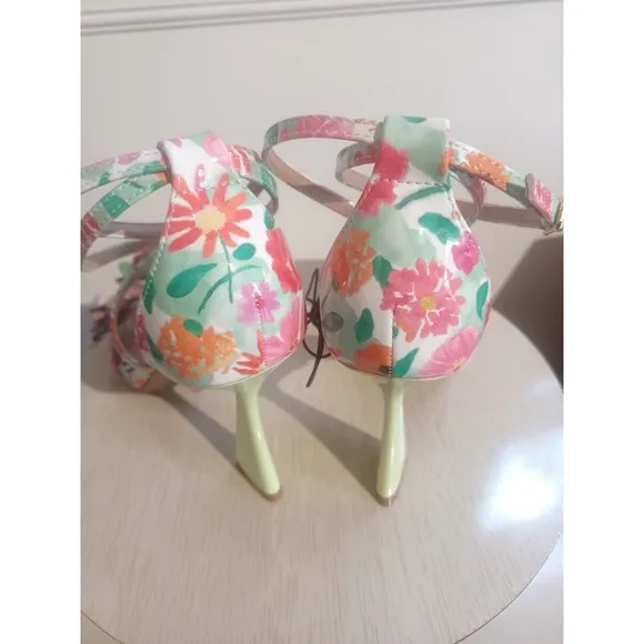 Betsey Johnson Floral Ankle Strap Flower Embellishments High Heeled Sandal Sz 6