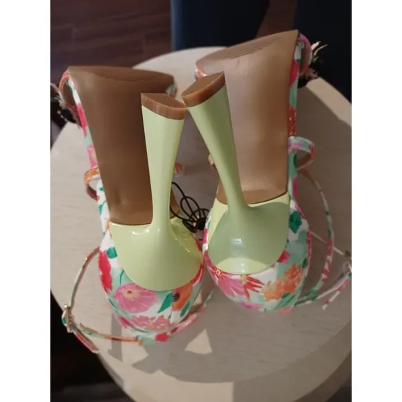 Betsey Johnson Floral Ankle Strap Flower Embellishments High Heeled Sandal Sz 6