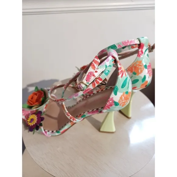 Betsey Johnson Floral Ankle Strap Flower Embellishments High Heeled Sandal Sz 6