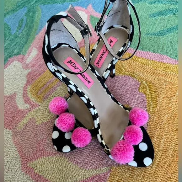 Betsy Johnson rare  Lylly Shoes Size 7.5Polka Dot with Pink Pom Poms4inch heel