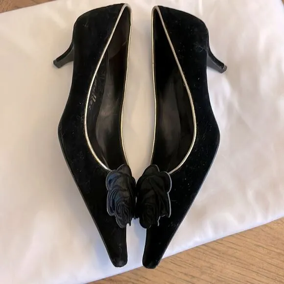 bettye muller velvet pointy toe low heeled pumps.  New without box