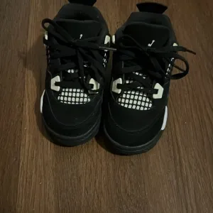 Black &amp; White 4s Toddler
