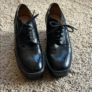 Black Crocodile Pattern Women's platform oxford Shoes