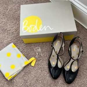Boden, navy patent leather maryjane pumps