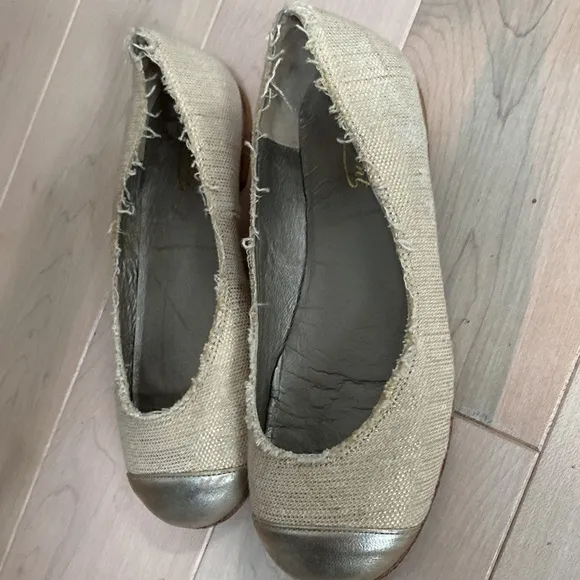 Bonpoint girls canvas gold leather toe lining raw trim flats shoes 31