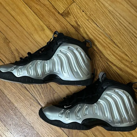 Boy Nike foams 5.5y