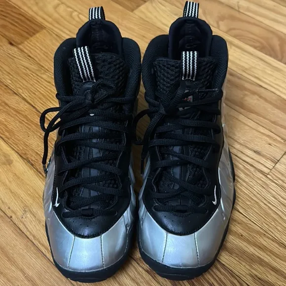 Boy Nike foams 5.5y