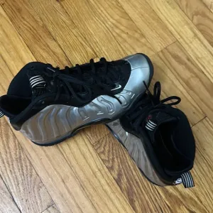 Boy Nike foams 5.5y