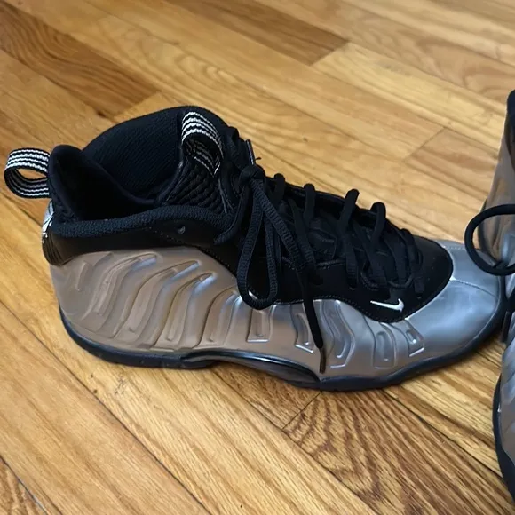 Boy Nike foams 5.5y