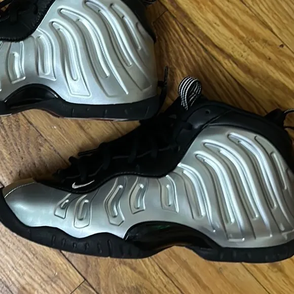 Boy Nike foams 5.5y
