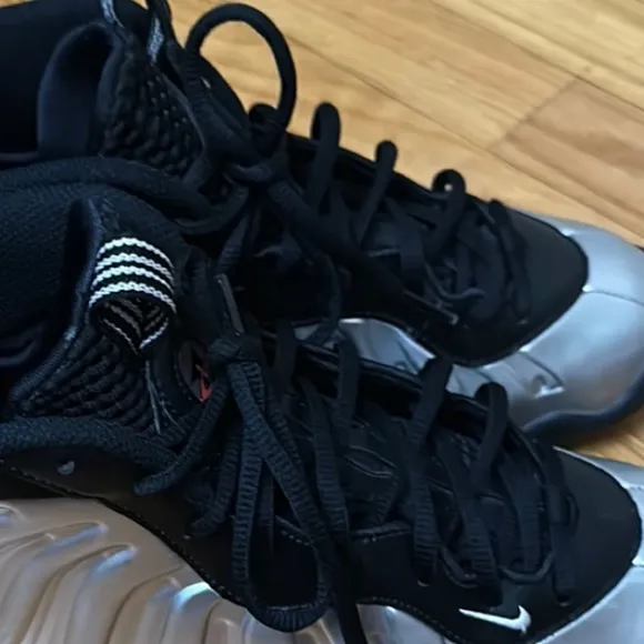 Boy Nike foams 5.5y