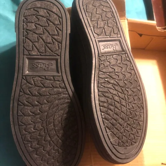 Boys Size 1.5 Black Mono Chrome Bass Shoes (NEW)