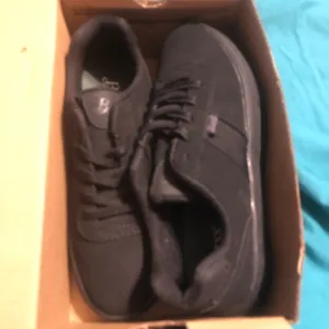 Boys Size 1.5 Black Mono Chrome Bass Shoes (NEW)