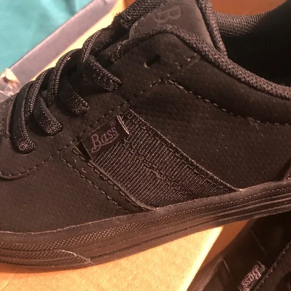 Boys Size 1.5 Black Mono Chrome Bass Shoes (NEW)