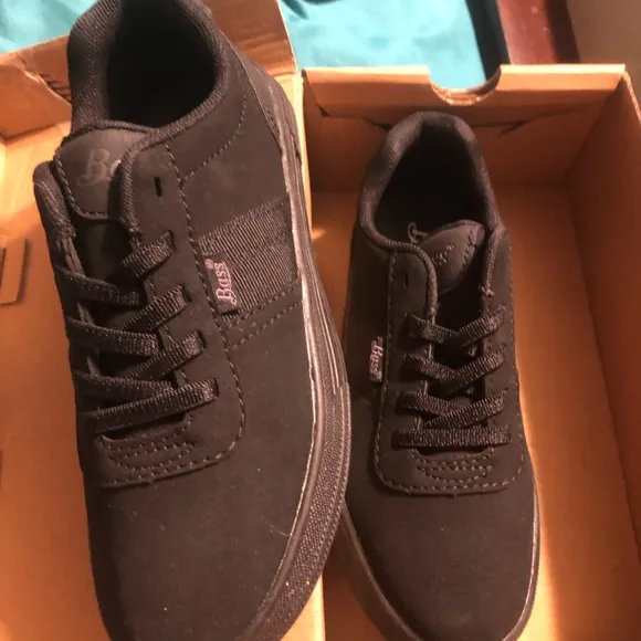 Boys Size 1.5 Black Mono Chrome Bass Shoes (NEW)