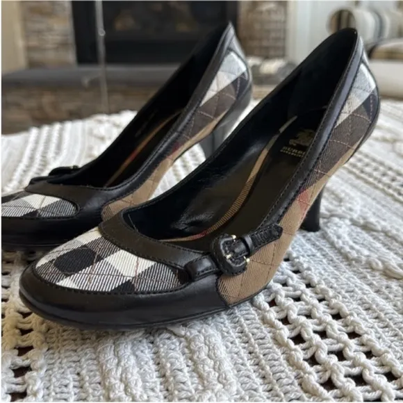 Burberry Women's Plaid Pumps - Black and Tan