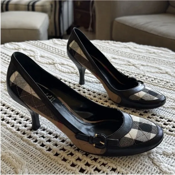 Burberry Women's Plaid Pumps - Black and Tan