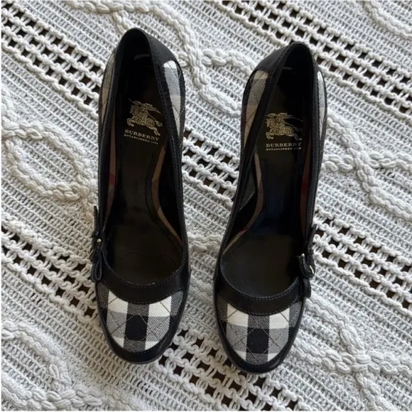 Burberry Women's Plaid Pumps - Black and Tan