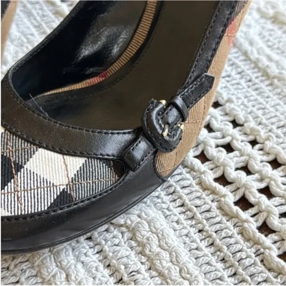 Burberry Women's Plaid Pumps - Black and Tan