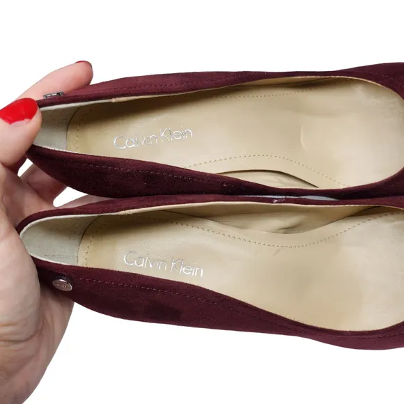 Calvin Klein Shoes Womens 7.5 Burgundy Red Heels Closed Toe Stiletto Embossed