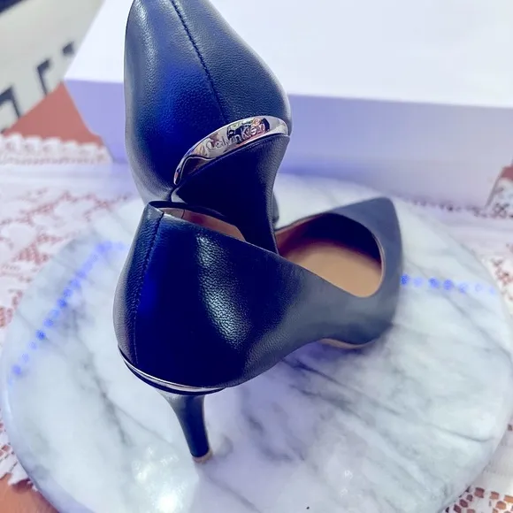❤️CALVIN KLIEN dorthy flex pumps 3” heel❤️NAVY. &amp; Silver back shield