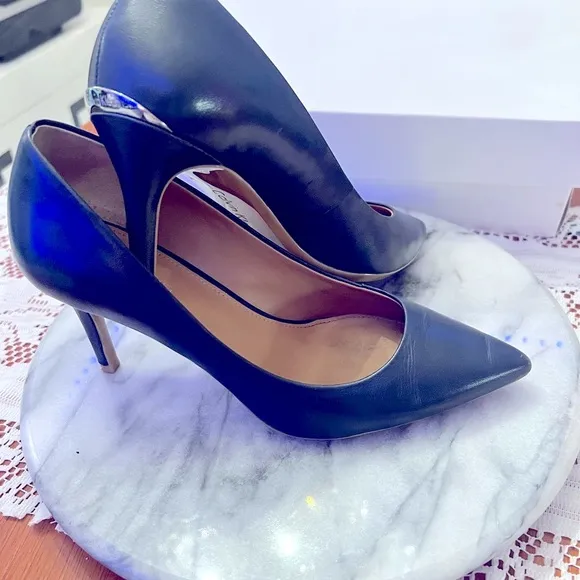 ❤️CALVIN KLIEN dorthy flex pumps 3” heel❤️NAVY. &amp; Silver back shield