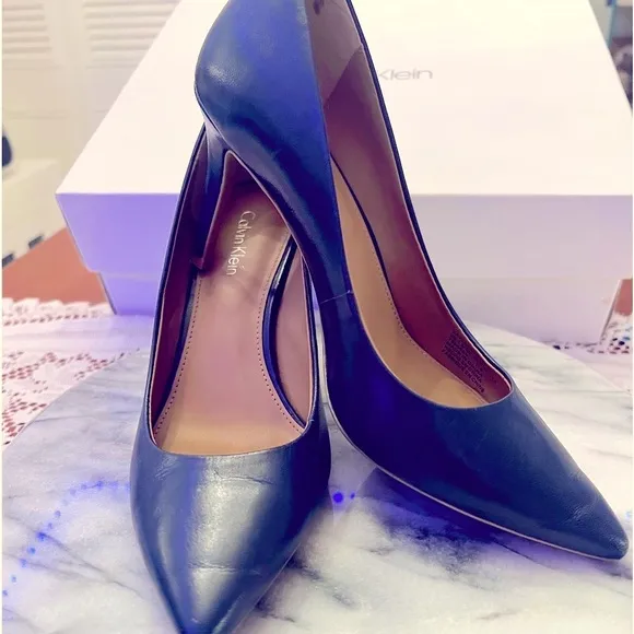 ❤️CALVIN KLIEN dorthy flex pumps 3” heel❤️NAVY. &amp; Silver back shield