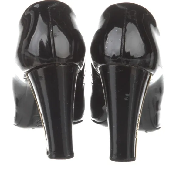 Chanel patent Leather pump