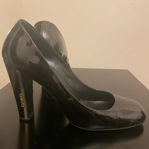 Chanel patent Leather pump