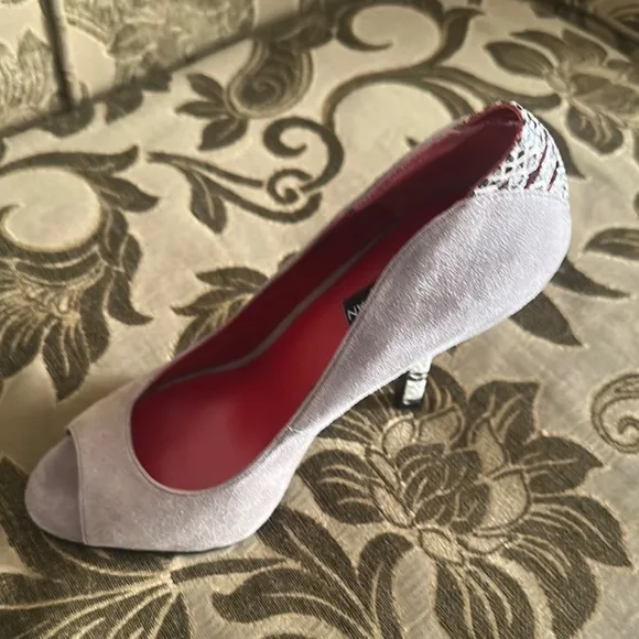 Charles Jourdan Gray Stiletto Heels with Knife-Inspired Design snake skin heel