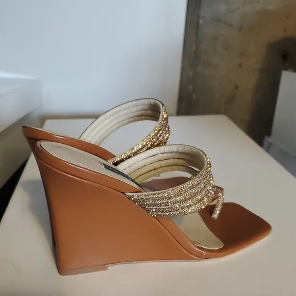 Chelsea Paris Women's Tan and Gold Wedge Sandals
