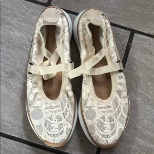 Chloe Cream Lace Women's Shoes Euro size 40