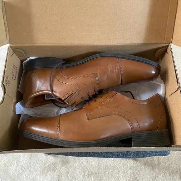 CLARKS Men's Tan Leather Oxford Dress Shoes
