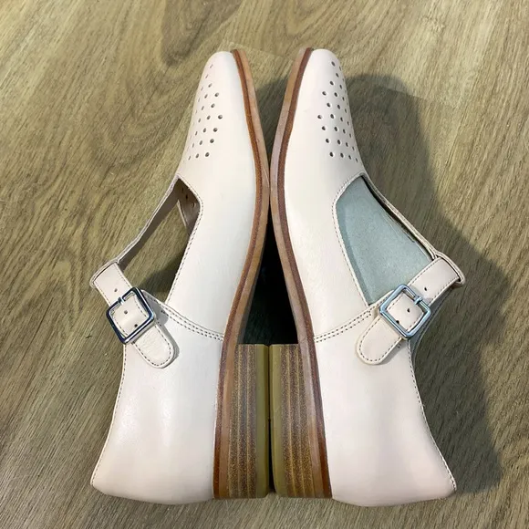 Clark’s Women's pink leather T-Strap Maryjane Buckle Shoes size 8