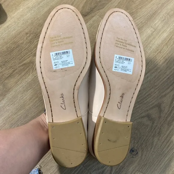 Clark’s Women's pink leather T-Strap Maryjane Buckle Shoes size 8