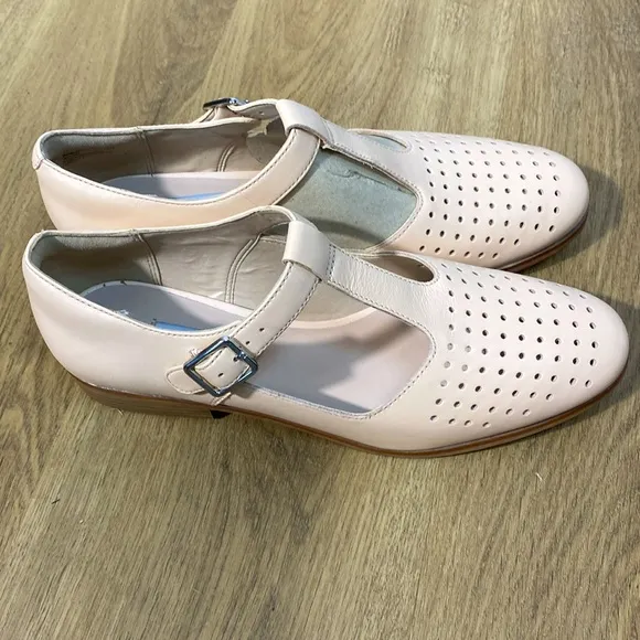 Clark’s Women's pink leather T-Strap Maryjane Buckle Shoes size 8