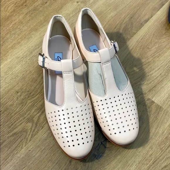 Clark’s Women's pink leather T-Strap Maryjane Buckle Shoes size 8