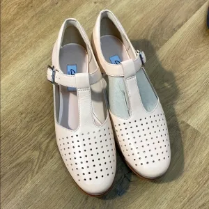 Clark’s Women's pink leather T-Strap Maryjane Buckle Shoes size 8