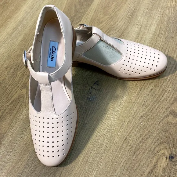 Clark’s Women's pink leather T-Strap Maryjane Buckle Shoes size 8