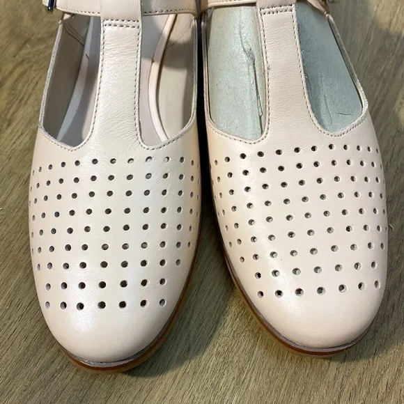 Clark’s Women's pink leather T-Strap Maryjane Buckle Shoes size 8
