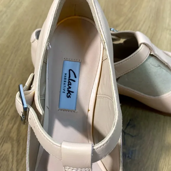 Clark’s Women's pink leather T-Strap Maryjane Buckle Shoes size 8
