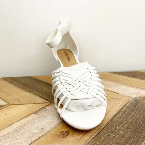Comfortview Ivy White Strappy Sandals 11W wide width